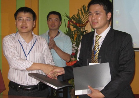 Ông Nguyễn Hòa Bình, TGĐ Công ty PeaceSoft và Ông Nguyễn Thế Hùng, TGĐ công ty VINADES ký thỏa thuận hợp tác tích hợp cổng thanh toán điện tử Nganluong với NukeViet.
