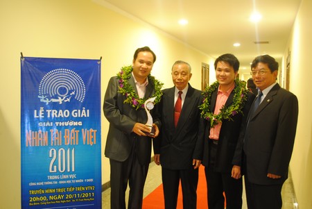 Đại diện nhóm tác giả NukeViet chụp ảnh cùng Nguyên Phó thủ tướng chính phủ, Chủ tịch Hội khuyến học Việt Nam Nguyễn Mạnh Cầm