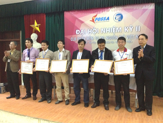 VINADES cùng 5 đơn vị khác nhận bằng khen của Hội tin học Việt Nam