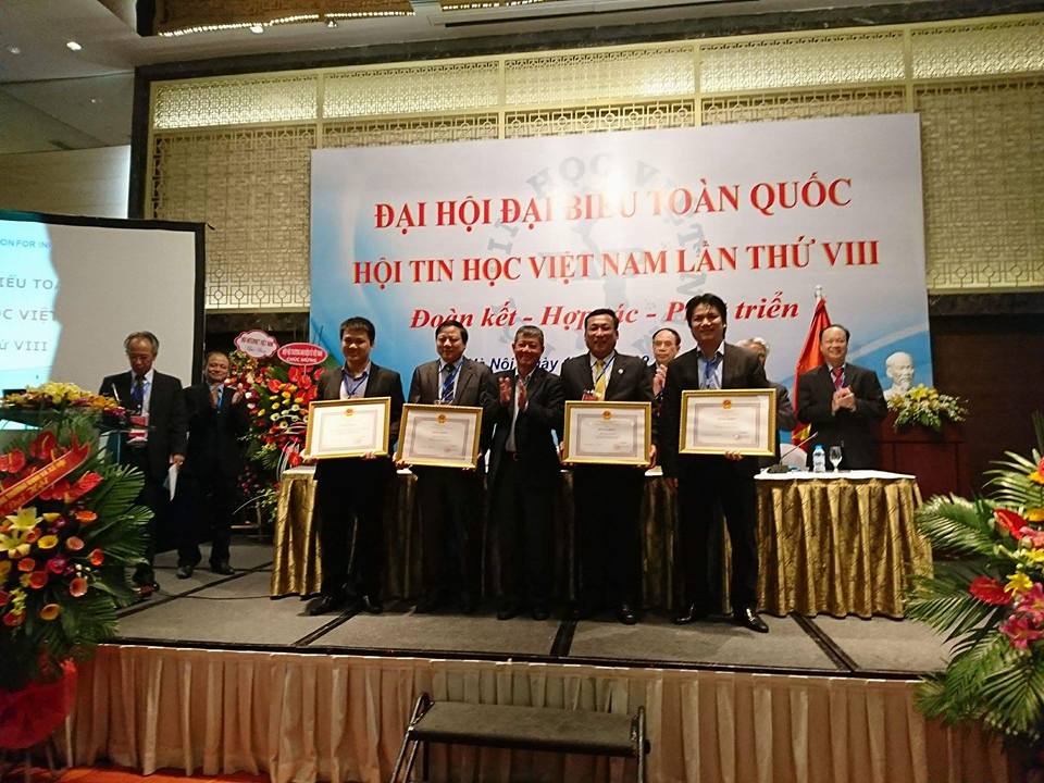 Anh Nguyễn Thế Hùng - TGD Cty VINADES (ngoài cùng, bên trái) nhận bằng khen của Bộ TT&TT