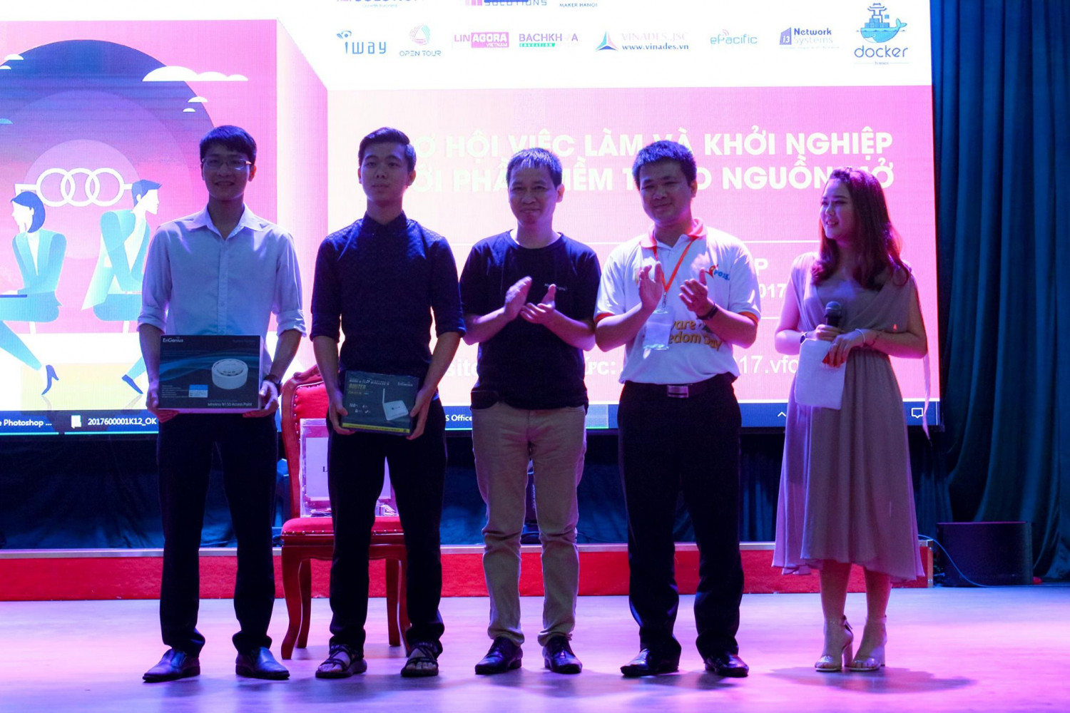 Anh Nguyễn Thế Hùng và anh Lưu Văn Hậu, CEO của i3 network systems trao cho 2 sinh viên may mắn 2 phần quà may mắn là thiết bị phát WiFi từ nhà tài trợ i3 Network Systems.