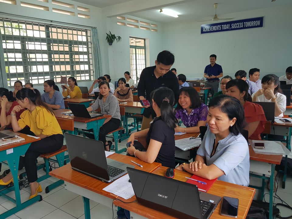 Anh Nguyễn Lương Nam- KTV VINADES hướng dẫn các trường sử dụng website