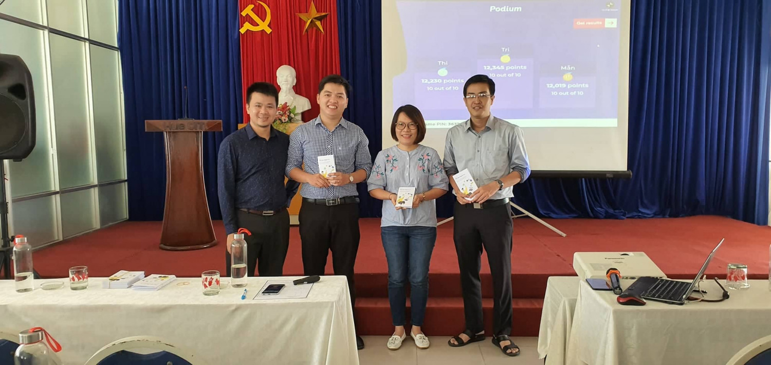 Ông Nguyễn Thế Hùng - Giảng viên chương trình Bệ phóng Việt Nam Digital 4.0 trao quà cho học viên