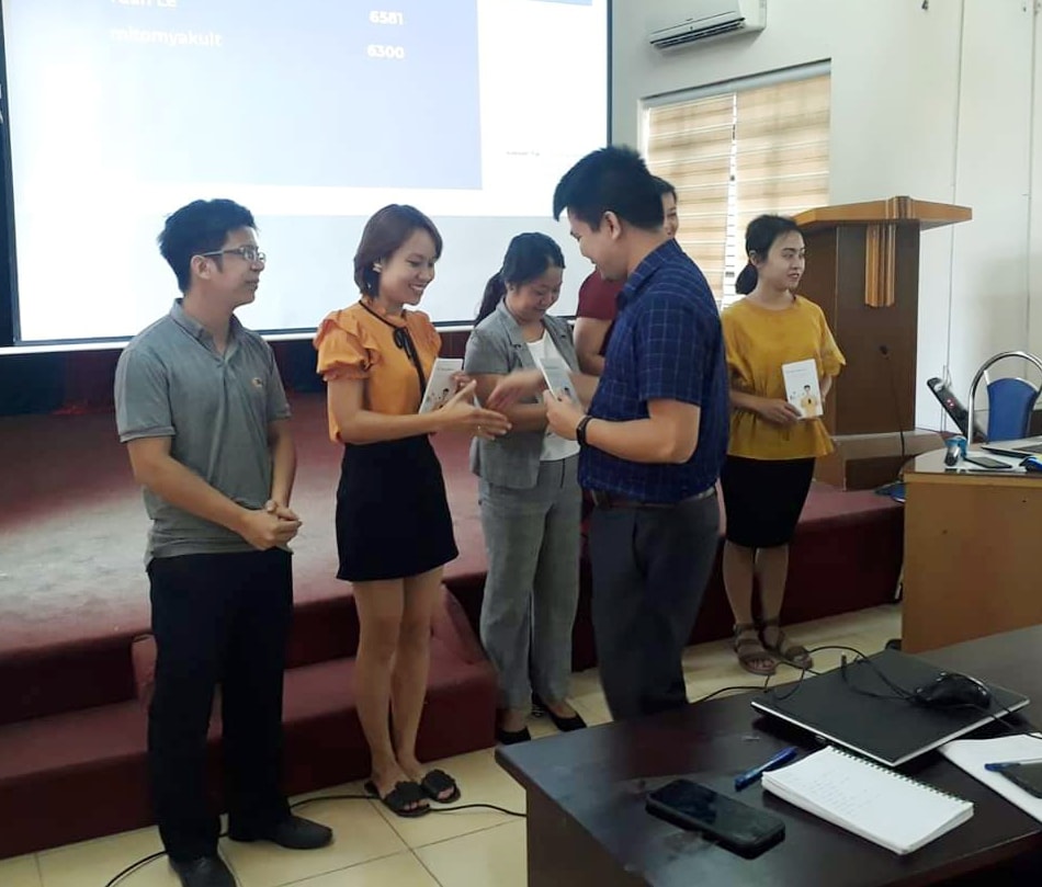 VINADES trao quà từ chương trình Bệ phóng Việt Nam Digital 4.0 cho PGD Hà Đông