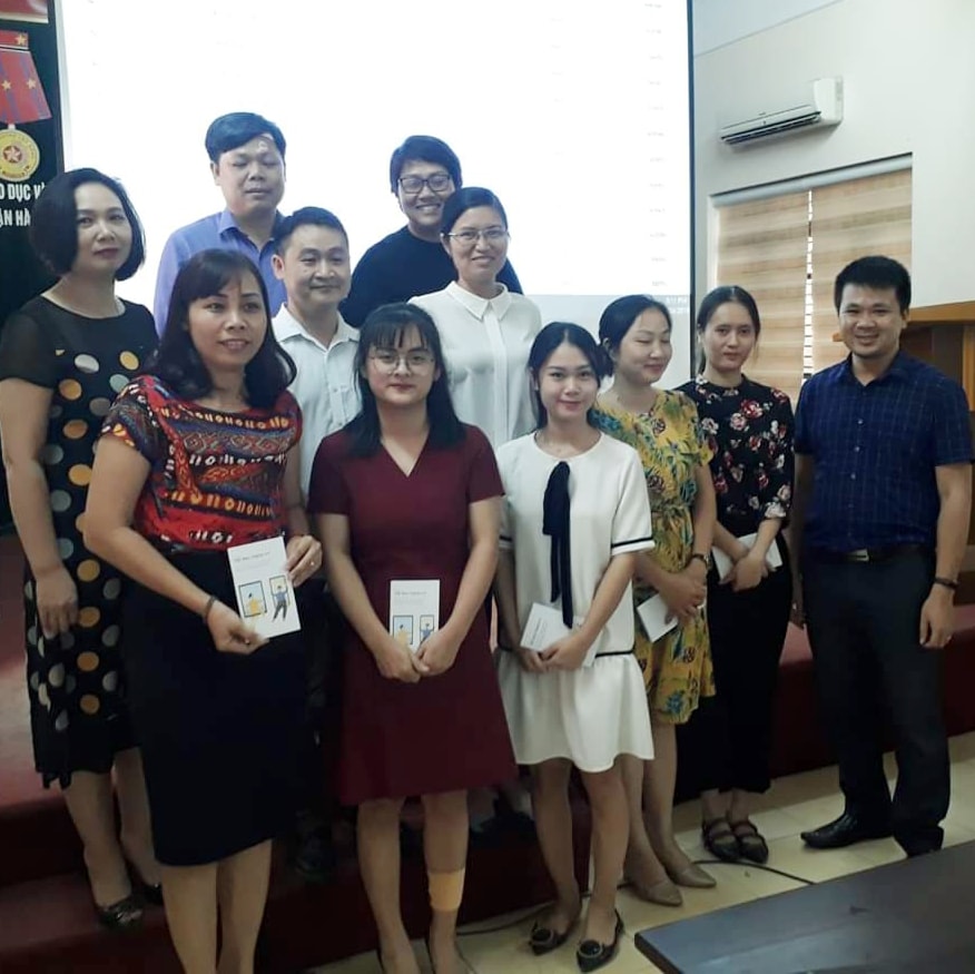 VINADES trao quà từ chương trình Bệ phóng Việt Nam Digital 4.0 cho PGD Hà Đông