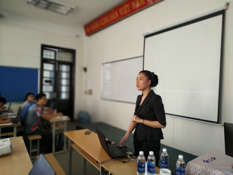 Ms Trần Thị Chang - Trưởng phòng Marketing tại Egroup, chia sẻ kinh nghiệm tiếp thị số cho sinh viên