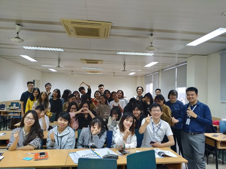 Các bạn sinh viên của lớp E-Marketing được học hỏi kinh nghiệm về digital marketing từ ông Nguyễn Thế Hùng - CEO Công ty VINADES