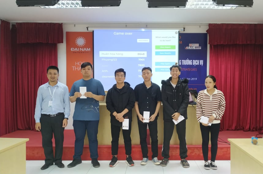 Ông Nguyễn Thế Hùng - CEO VINADES trao quà kỷ niệm cho sinh viên xuất sắc tại lớp học
