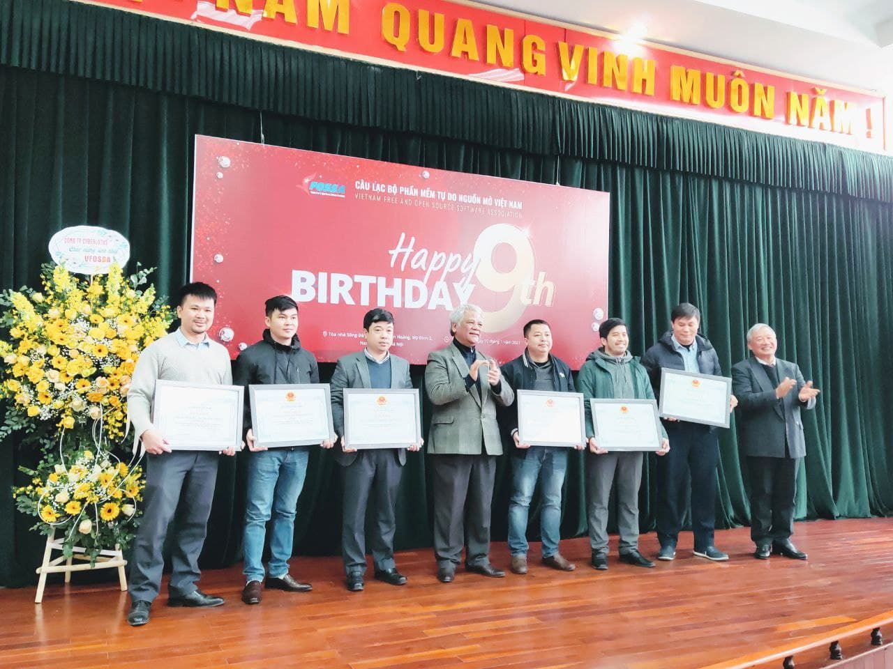 Phó chủ tịch Hội Tin học Việt Nam (VAIP) Phùng Văn Ổn trao bằng khen cho 6 tập thể và 2 cá nhân. Tổng giám đốc VINADES Nguyễn Thế Hùng (ngoài cùng bên trái ảnh) đại diện công ty VINADES nhận bằng khen.