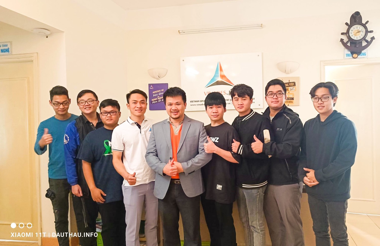 Anh Nguyễn Thế Hùng - CEO VINADES chụp ảnh kỷ niệm cùng các bạn sinh viên
