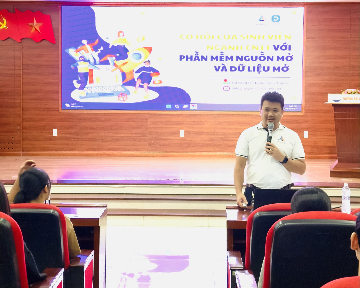 Anh Nguyễn Thế Hùng tham gia buổi talkshow với chủ đề “Cơ hội của sinh viên ngành CNTT với Phần mềm nguồn mở và Dữ liệu mở”