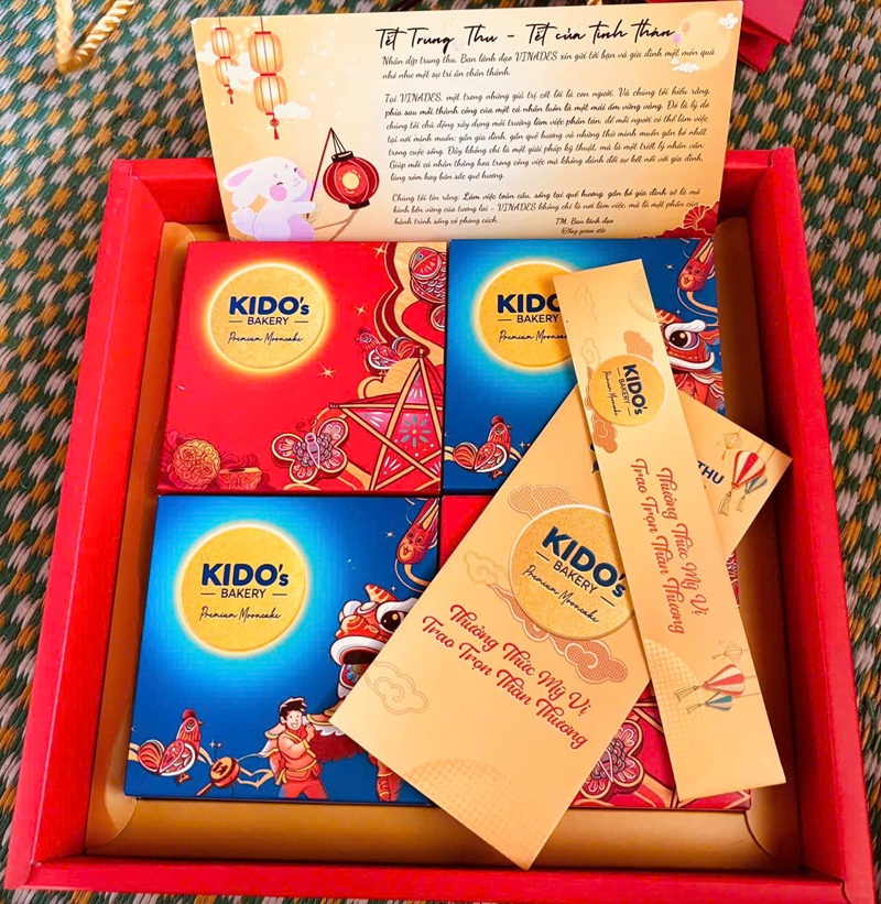 Hình ảnh quà trung thu kèm thiệp với lời chúc ý nghĩa của sếp Nguyễn Thế Hùng được chia sẻ bởi bạn Hồ Thị Hoa Phượng - Nhân viên marketing
