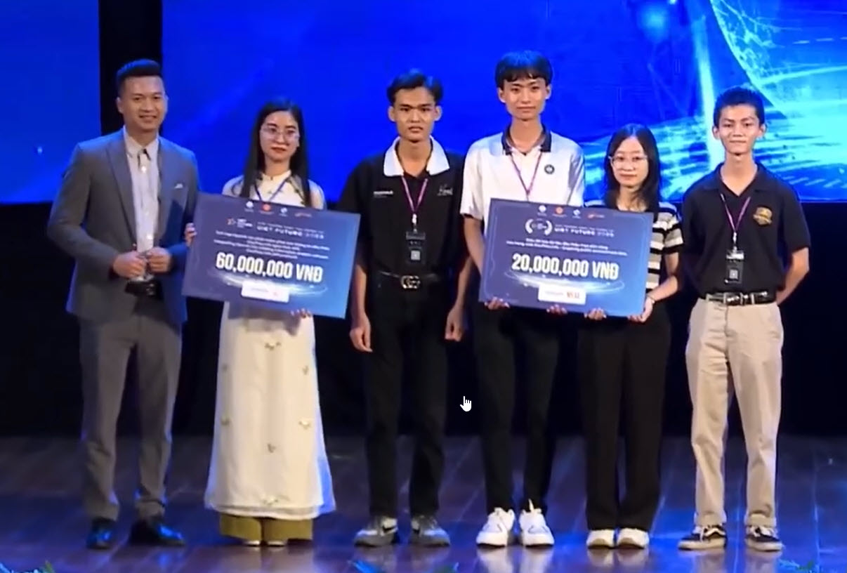 Đại diện Hệ sinh thái Đấu Thầu trao giải thưởng cho cho 2 nhóm sinh viên xuất sắc