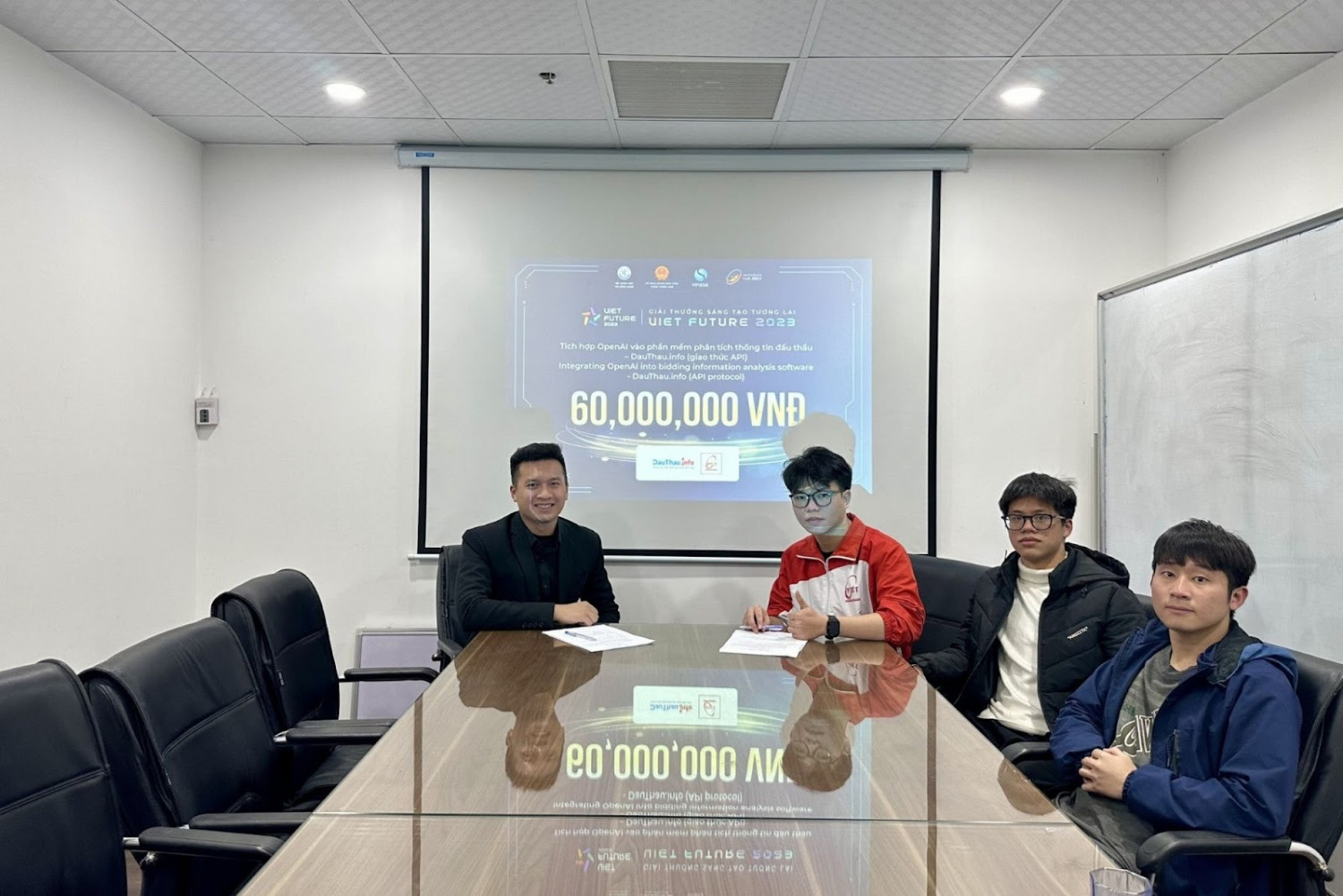 Giám đốc Công ty Hệ sinh thái Đấu Thầu tham gia buổi ký kết bàn giao sản phẩm OpenAI sau buổi trao giải VietFuture Awards 2023