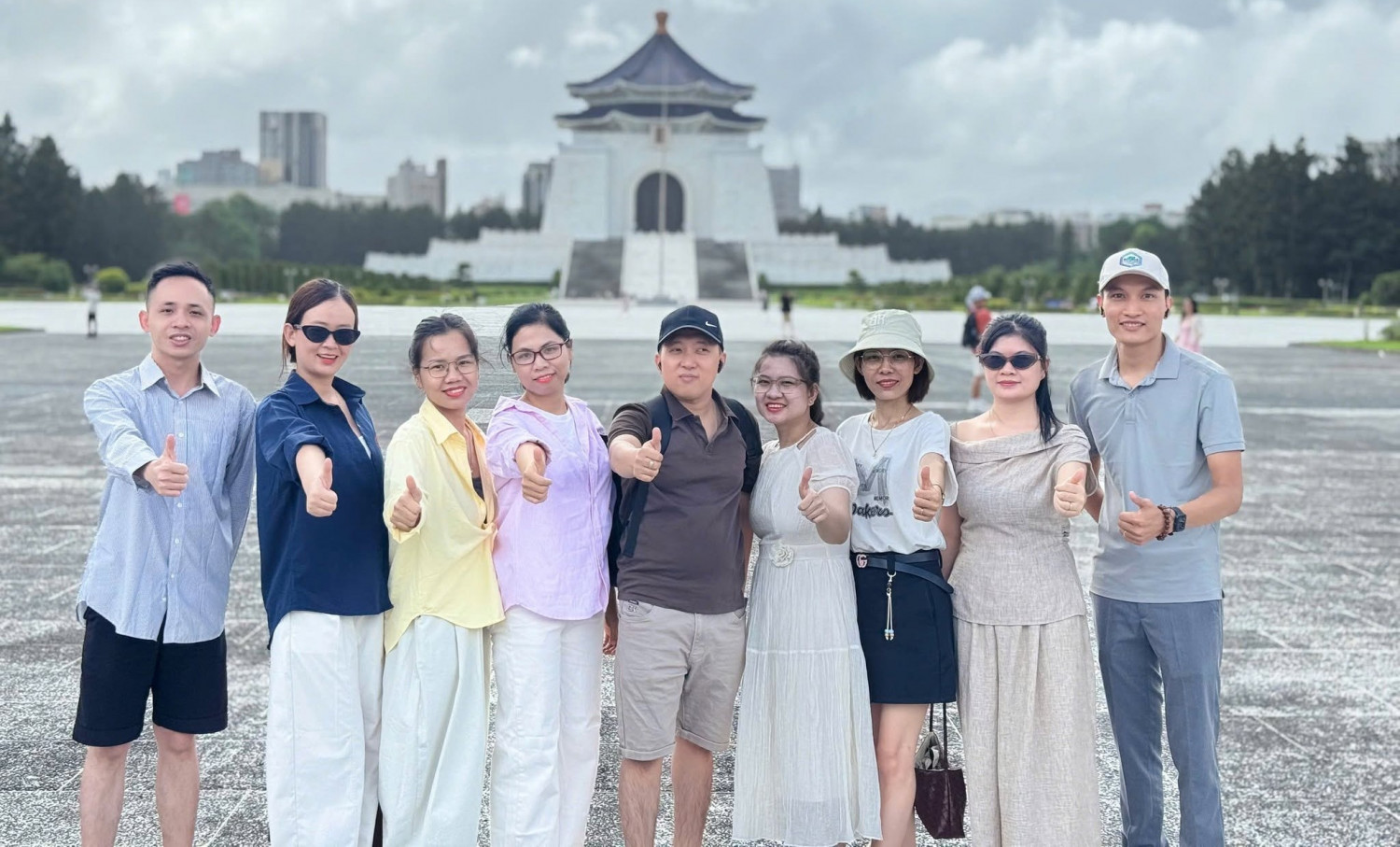 Các thành viên trong đoàn cùng nhau lưu giữ những hình ảnh đáng nhớ