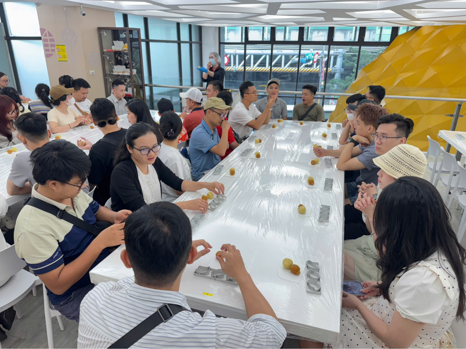 Các thành viên VINADES tham gia lớp học làm bánh dứa